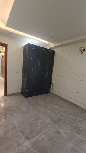 Room in 3 BHK Builder Floor at Sainik Colony – for Sale