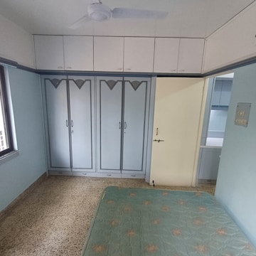 Room in 2 BHK Apartment at Mukund Nagar – for Rent