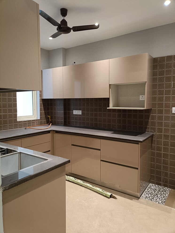 Kitchen, vivek vihar phase 1 3 Bedroom 1800 Sq.Ft. Builder Floor In Vivek Vihar Phase 1 Delhi 9552586
