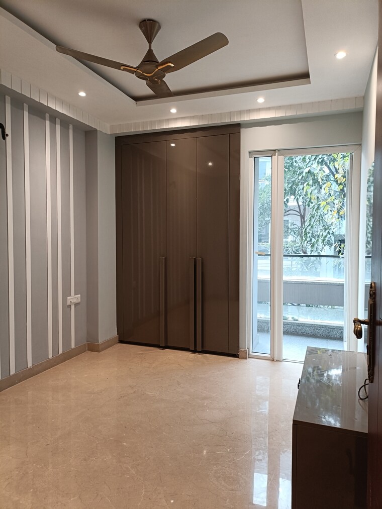 Room, vivek vihar phase 1 3 Bedroom 1800 Sq.Ft. Builder Floor In Vivek Vihar Phase 1 Delhi 9552586