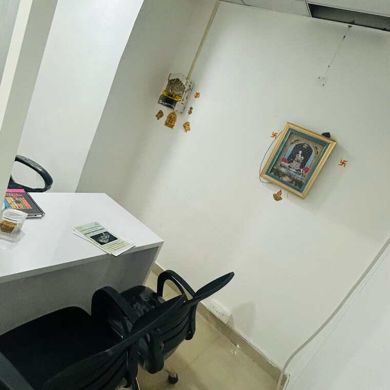 undefined, gaur-city-mall Commercial Office Space 300 Sq.Ft. In Sector 4 Greater Noida Greater Noida 9552683