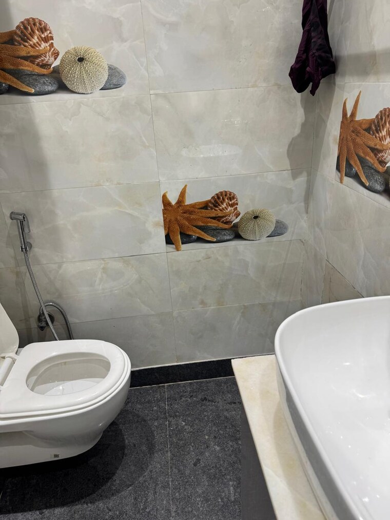 Bathroom, dayanand colony 2 Bedroom 100 Sq.Yd. Builder Floor In Dayanand Colony Delhi 9552699