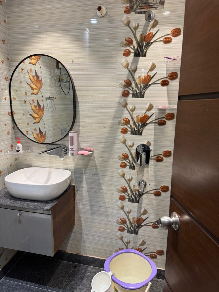 Bathroom, dayanand colony 2 Bedroom 100 Sq.Yd. Builder Floor In Dayanand Colony Delhi 9552699