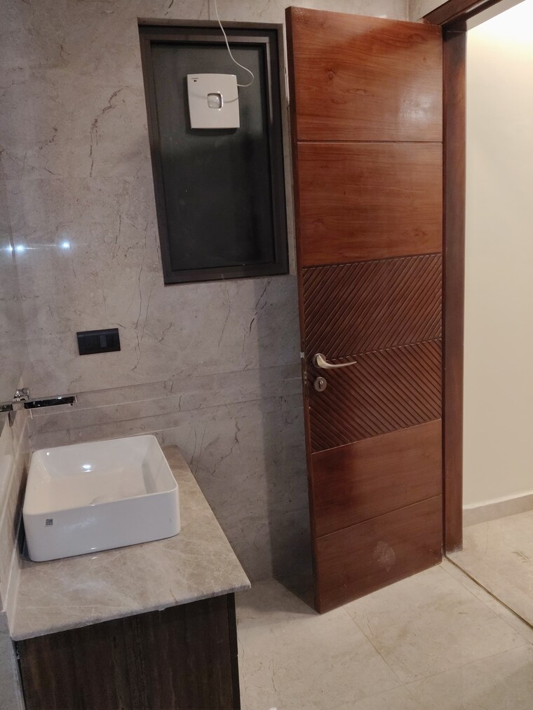 Bathroom, dlf-city-phase-iv 4 Bedroom 3500 Sq.Ft. Builder Floor In Dlf Phase iv Gurgaon 9552705