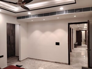 Room in 4 BHK Builder Floor at DLF City Phase IV, Dlf Phase iv – for Rent