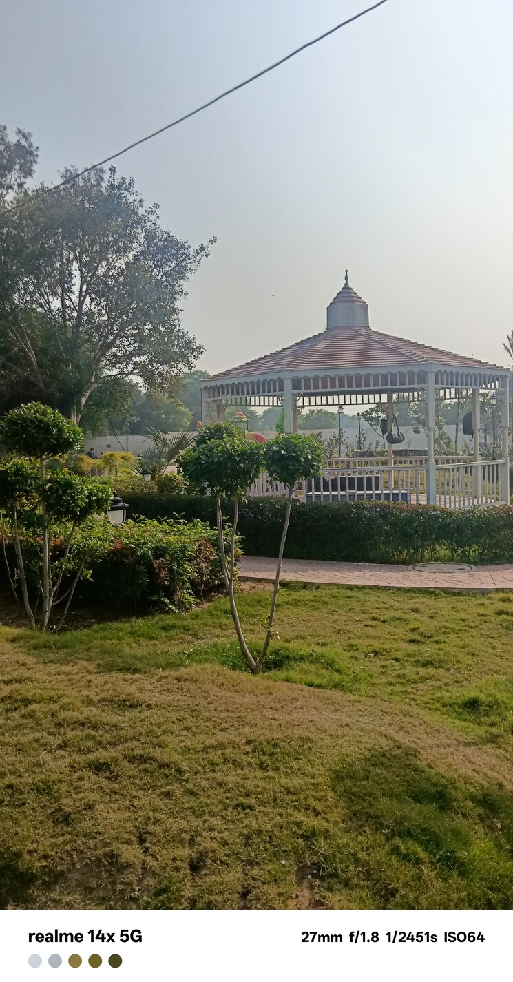 Garden, puri-pratham  150 Sq.Yd. Plot In Sector 84 Faridabad 9552739