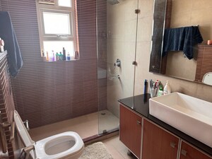 Bathroom in 3 BHK Builder Floor at DLF City Phase IV, Dlf Phase iv – for Rent
