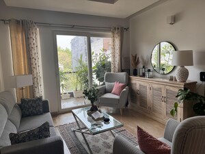 Living Room in 3 BHK Builder Floor at DLF City Phase IV, Dlf Phase iv – for Rent