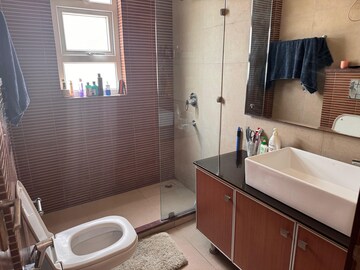 Bathroom in 3 BHK Builder Floor at DLF City Phase IV, Dlf Phase iv – for Rent