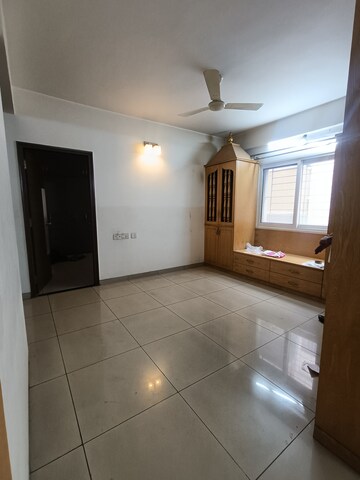 Room in 3 BHK Apartment at Cambridge Layout – for Rent