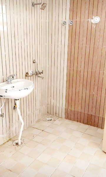 Bathroom in 2 BHK Builder Floor at Gomti Nagar – for Rent