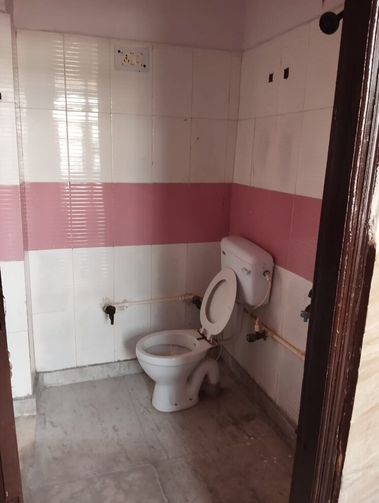 Bathroom, vipin garden 2 Bedroom 80 Acre Builder Floor In Vipin Garden Delhi 9552997