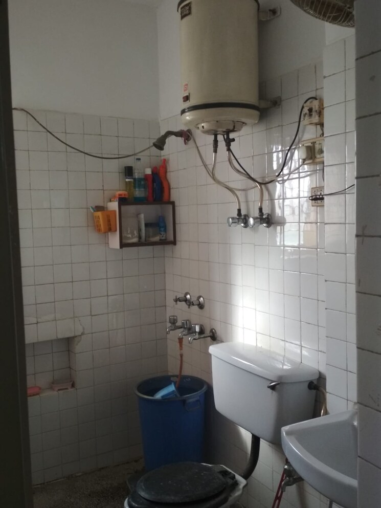 Bathroom, sarita vihar 2 Bedroom 1150 Sq.Ft. Apartment In Sarita Vihar Delhi 9553090