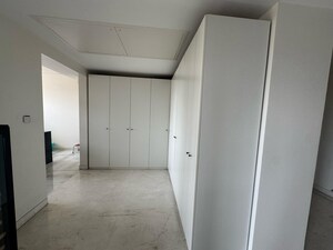 Room in 4 BHK Apartment at Koregaon Park – for Sale