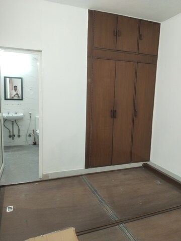 Room in 4 BHK Apartment at Sarita Vihar Pocket-C RWA, Sarita Vihar – for Rent