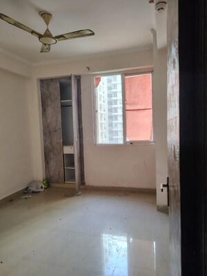 Room in 3 BHK Apartment at Amrapali Golf Homes, Sector 4 Greater Noida – for Rent