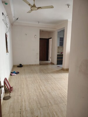 Room in 3 BHK Apartment at Amrapali Golf Homes, Sector 4 Greater Noida – for Rent