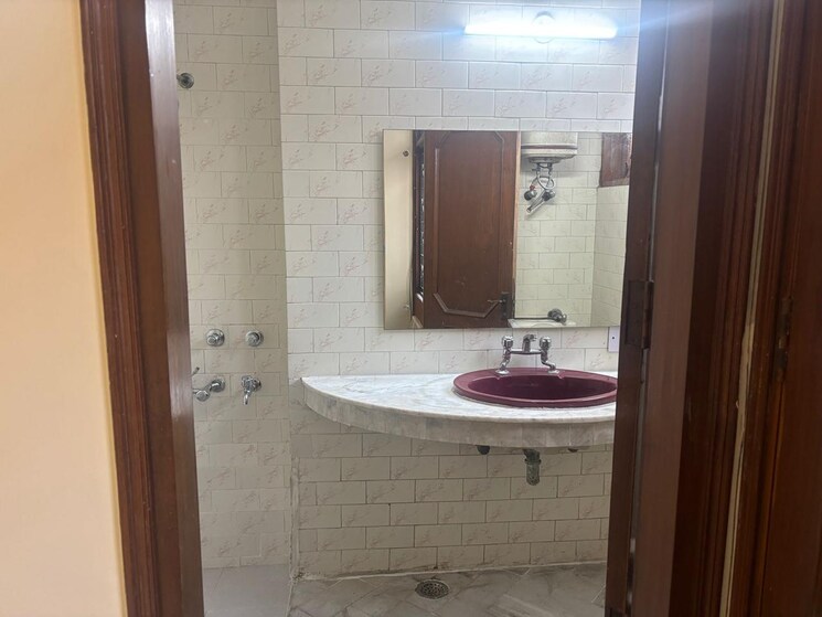 Bathroom, panchsheel enclave 3 Bedroom 2385 Sq.Ft. Builder Floor In Panchsheel Enclave Delhi 9553143