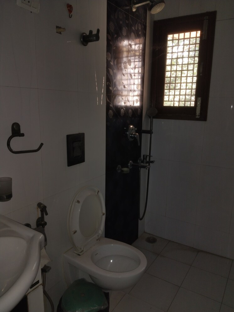 Bathroom, sarita vihar 3 Bedroom 1950 Sq.Ft. Apartment In Sarita Vihar Delhi 9553150