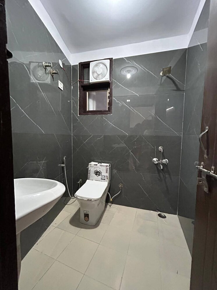 Bathroom, chattarpur 1 Bedroom 450 Sq.Ft. Builder Floor In Chattarpur Delhi 9553219