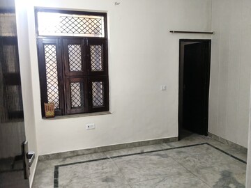 Room in 2 BHK Builder Floor at Sector 32 – for Rent