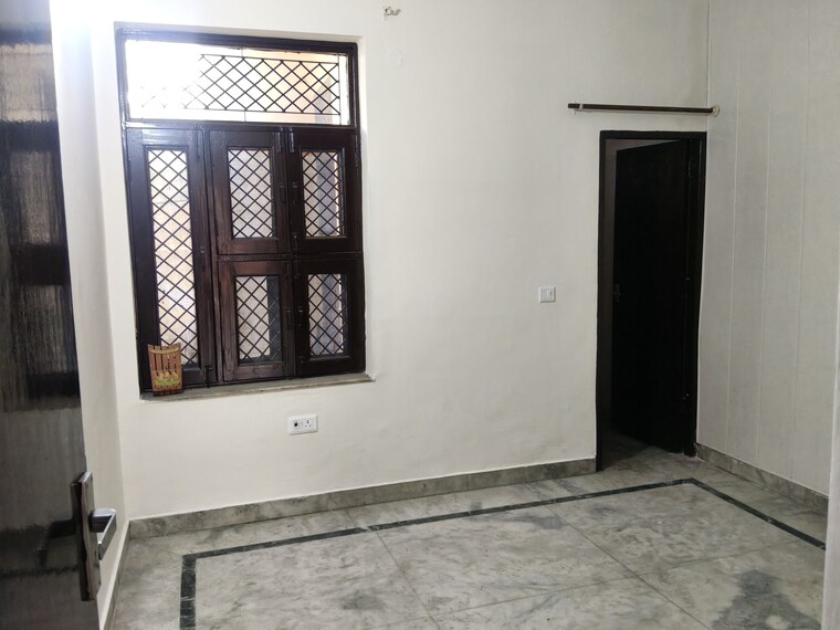 Room, sector 32 2 Bedroom 1250 Sq.Ft. Builder Floor In Sector 32 Faridabad 9553242