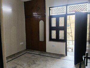 Room in 2 BHK Builder Floor at Sector 32 – for Rent