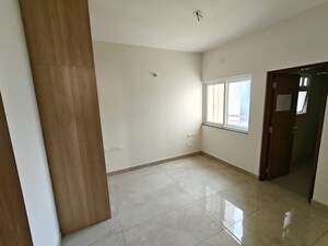 Room in 4 BHK Apartment at Prestige Waterford, Whitefield – for Rent