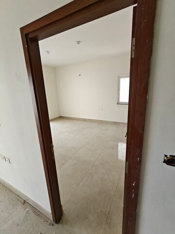 Room in 4 BHK Apartment at Prestige Waterford, Whitefield – for Rent