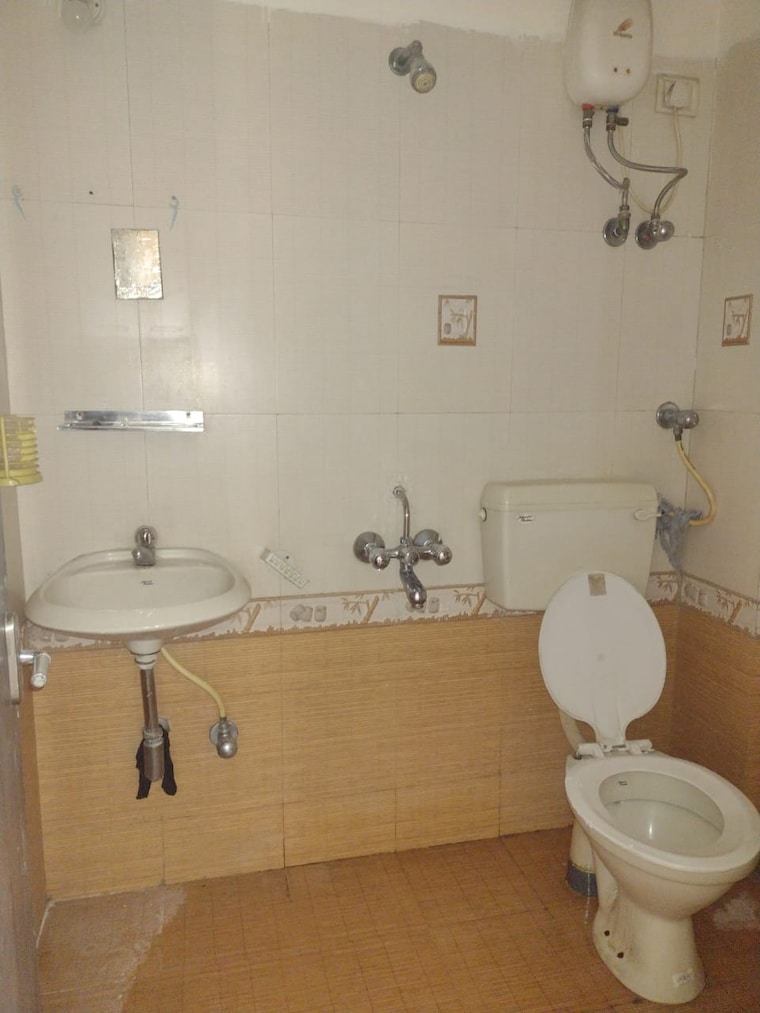 Bathroom, concrete-sai-swar 3 Bedroom 1400 Sq.Ft. Apartment In Kharghar Navi Mumbai 9553302