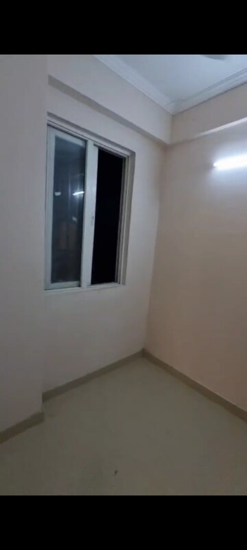 Room in 2.5 BHK Apartment at Amrapali Golf Homes, Sector 4 Greater Noida – for Rent