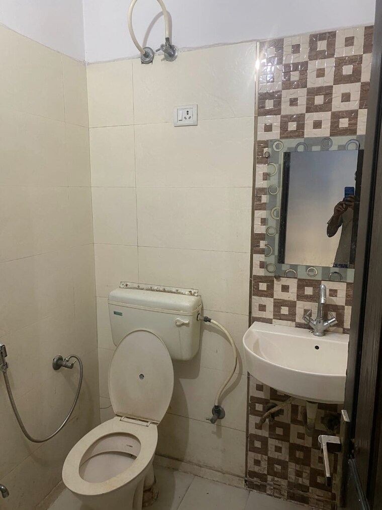 Bathroom, sai-enclave-niti-khand 2 Bedroom 950 Sq.Ft. Builder Floor In Niti Khand Ghaziabad 9553424