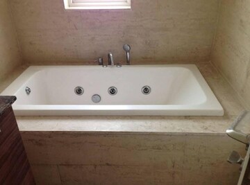 Furnished Amenities in 3 BHK Apartment at DLF Park Place, Sector 54 – for Rent