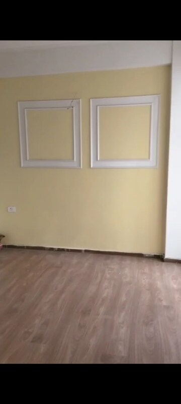 Room in 3 BHK Apartment at Amrapali Golf Homes, Sector 4 Greater Noida – for Rent