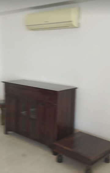 Room in 3 BHK Apartment at DLF Park Place, Sector 54 – for Rent