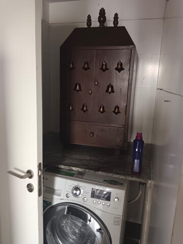 Furnished Amenities in 3 BHK Apartment at DLF Park Place, Sector 54 – for Rent