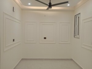 Furnished Amenities in 3 BHK Builder Floor at Mahavir Enclave – for Sale