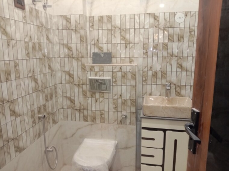 Bathroom, mahavir enclave 3 Bedroom 999 Sq.Ft. Builder Floor In Mahavir Enclave Delhi 9553512
