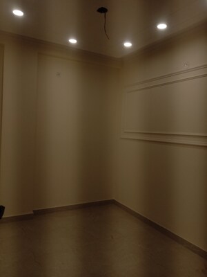 Room in 3 BHK Builder Floor at Mahavir Enclave – for Sale