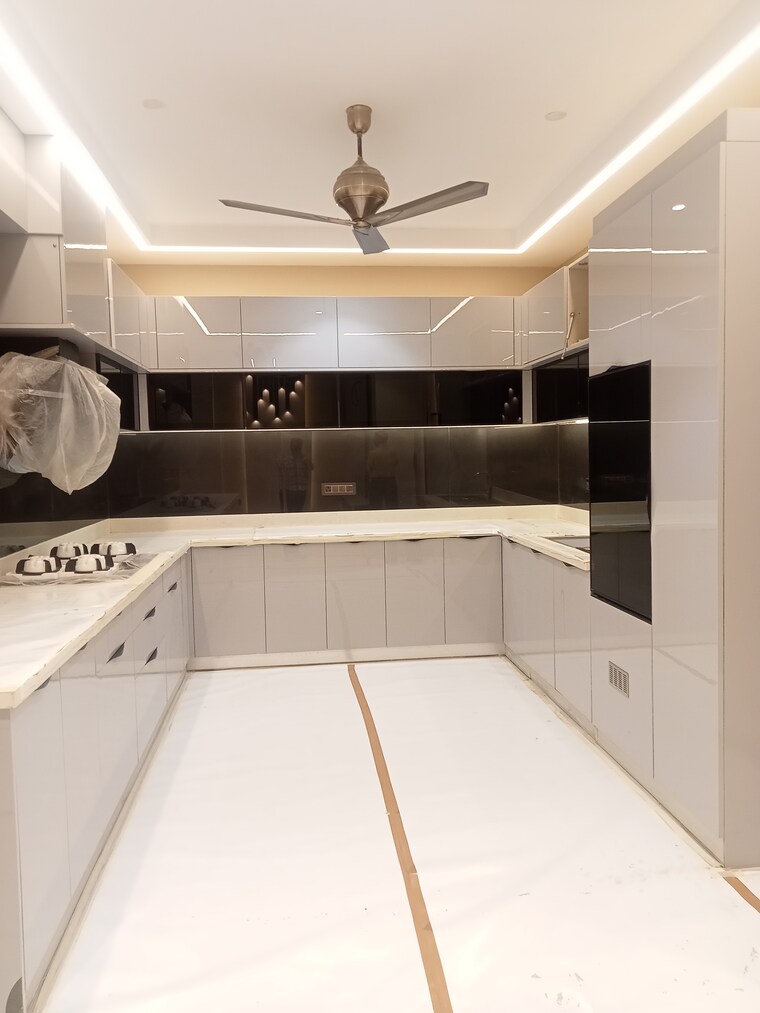 Kitchen, vivek vihar phase 1 4 Bedroom 300 Sq.Yd. Builder Floor In Vivek Vihar Phase 1 Delhi 9553620