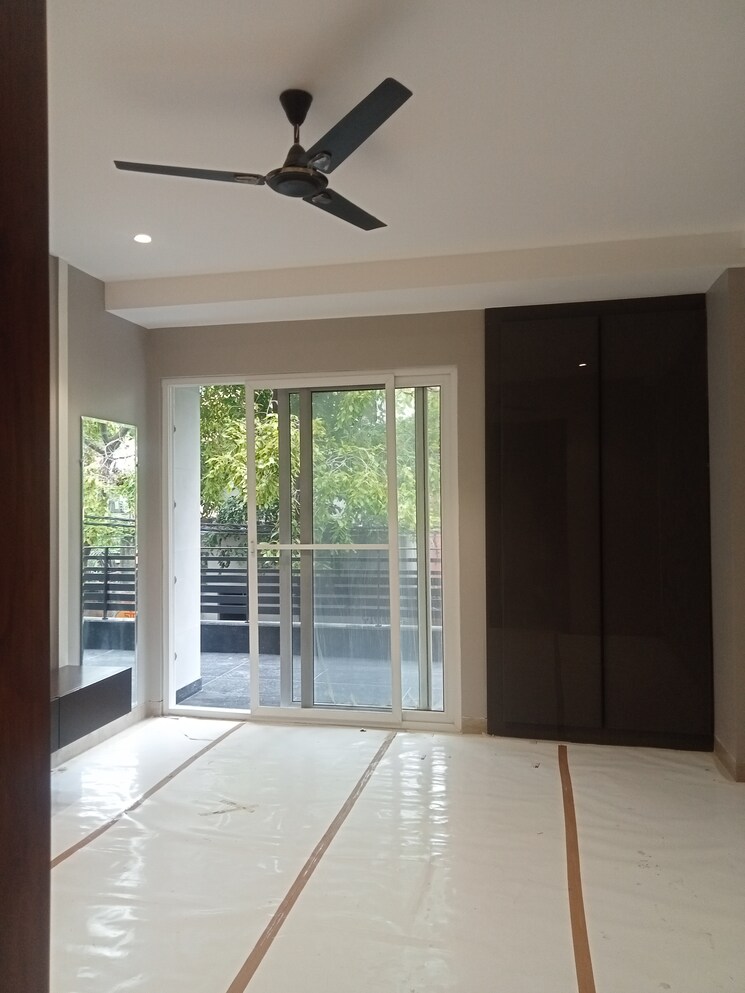 Room, vivek vihar phase 1 4 Bedroom 300 Sq.Yd. Builder Floor In Vivek Vihar Phase 1 Delhi 9553620