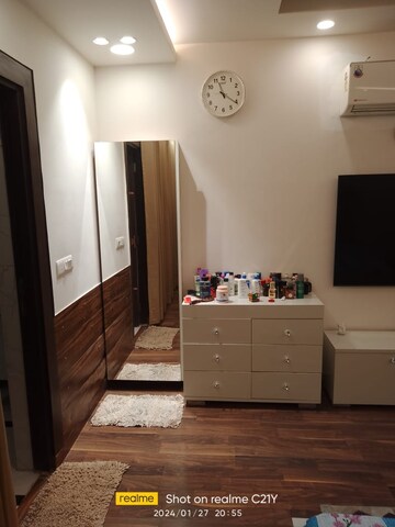 Furnished Amenities in 4 BHK Apartment at DLF Westend Heights, Sector 53 – for Rent