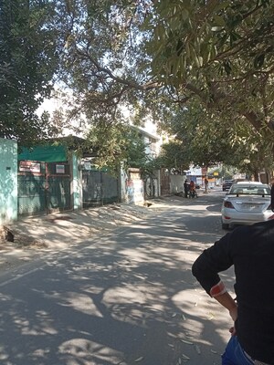 Parking in 2 BHK Builder Floor at Gomti Nagar – for Rent