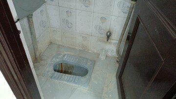 Bathroom in 1 BHK Builder Floor at Vaishali Sector 5 – for Rent