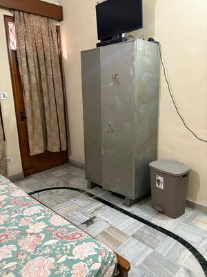 Building Lobby in 2 BHK Builder Floor at Sector 40 – for Rent