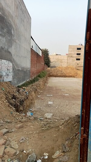 Plot Area in 2 BHK Builder Floor at Sector 72 – for Sale