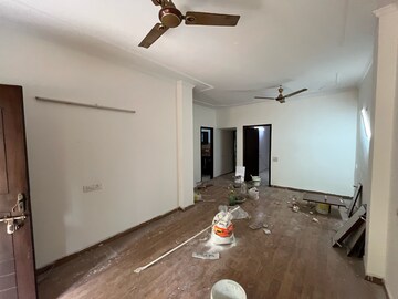 Room in 2 BHK Builder Floor at Sushant Vyapaar Kendra, Dlf Phase iv – for Rent