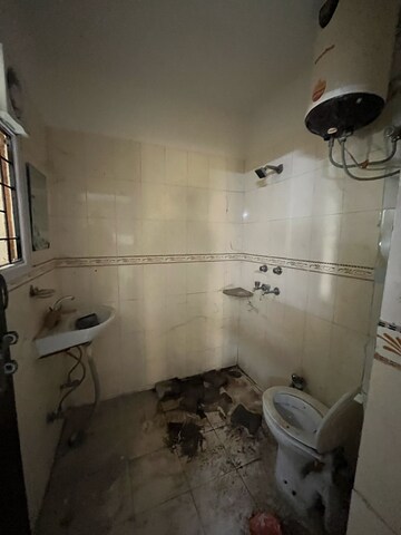Bathroom in 2 BHK Builder Floor at Sushant Vyapaar Kendra, Dlf Phase iv – for Rent