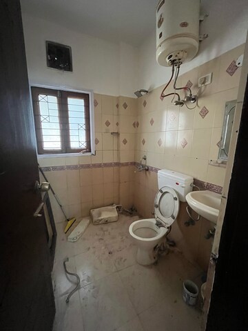 Bathroom in 2 BHK Builder Floor at Sushant Vyapaar Kendra, Dlf Phase iv – for Rent