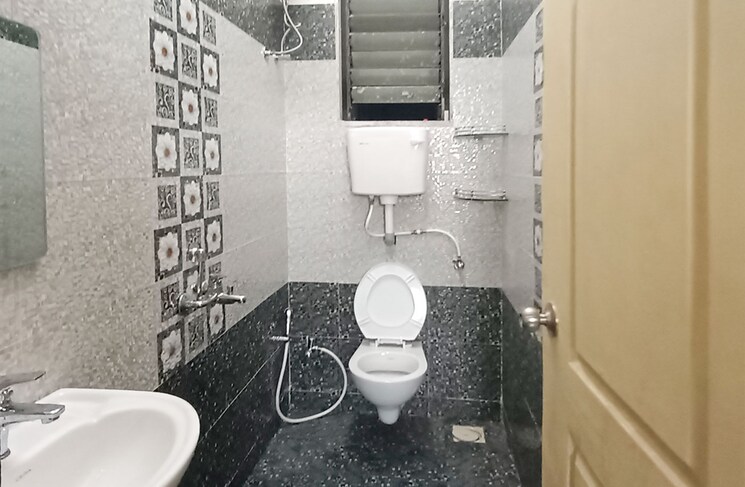 Bathroom, earth-terrace 6+ Bedroom 1100 Sq.Ft. Apartment In Goregaon West Mumbai 9553891